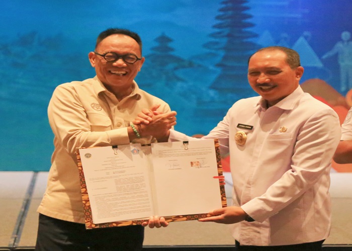 Penjabat (Pj) Bupati Klungkung I Nyoman Jendrika menghadiri acara Seremonial Penandatangan Naskah Perjanjian Hibah Dan Berita Acara Serah Terima Aset dari Barang Milik Negara Pemerintah Pusat.