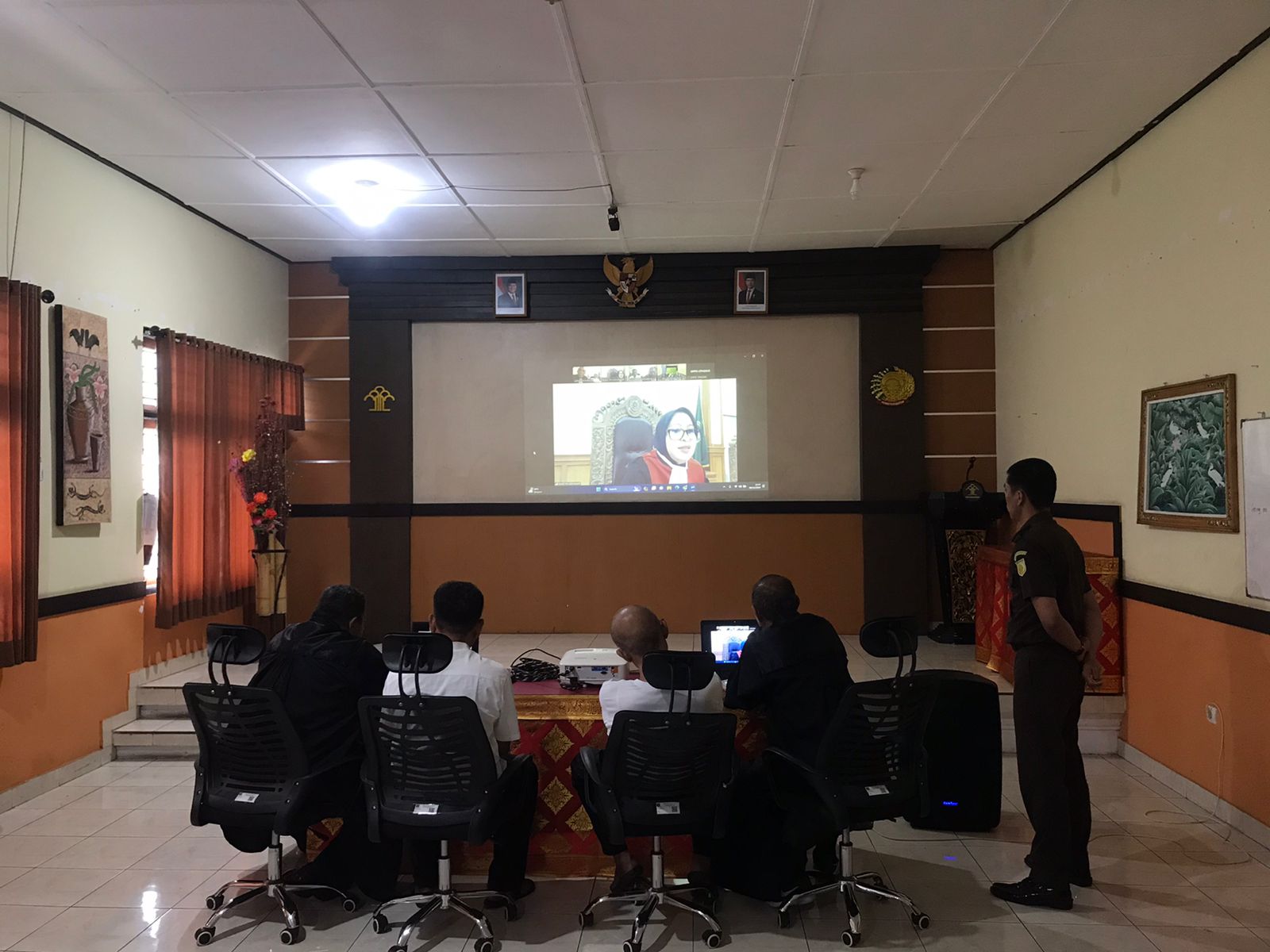 Sidang tuntutan kasus korupsi Dana BKK Desa Adat Tista, Kecamatan Buleleng, Kabupaten Buleleng, secara virtual.