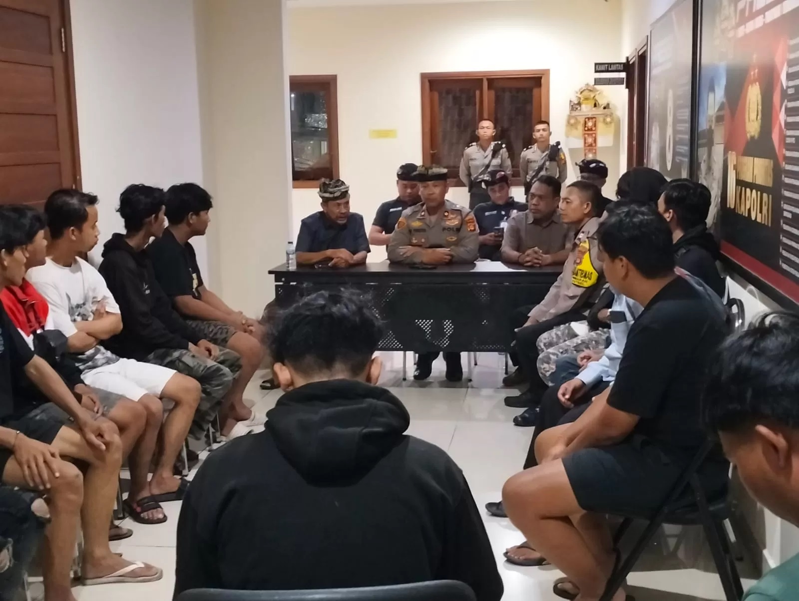 MEDIASI: Kapolsek Kuta Selatan, Kompol I Gusti Ngurah Yudistira, S.H., M.H., mediasi antara dua kelompok ABG, yaitu kelompok Balmor dan Kingkong, di Polsek Kuta Selatan Jumat 6 Desember 2024
