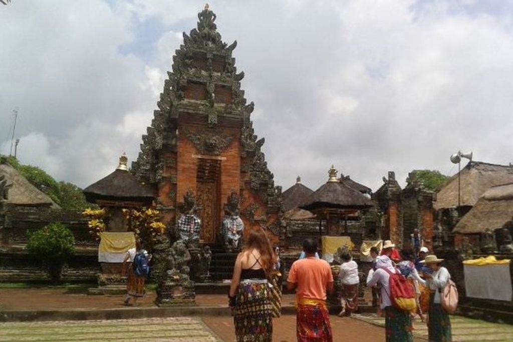 Pura Desa Batuan, salah satu pura tertua Hindu Bali, menyimpan sejarah yang tak terpisahkan dari perkembangan masyarakat setempat dan masa kejayaan kerajaan di zamannya.
