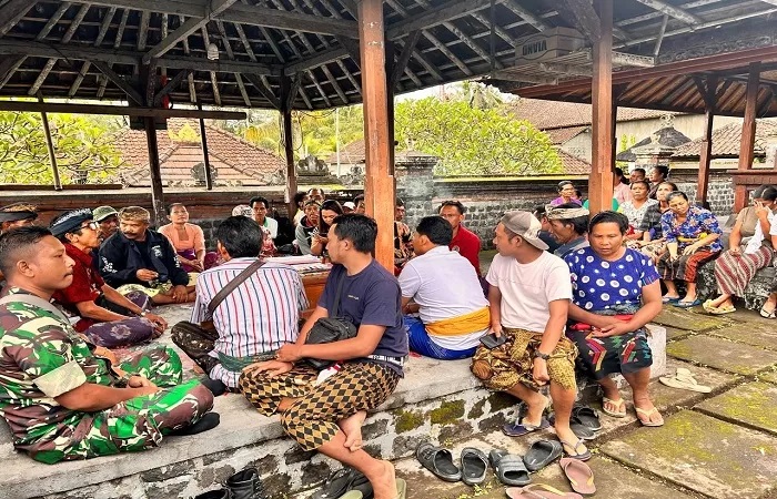 Suasana paruman krama desa adat Umanyar yang berlangsung di Pura Puseh Desa Adat Umanyar, Desa Buanagiri, Minggu (8/12) kemarin. (Foto Zulfika Rahman.)