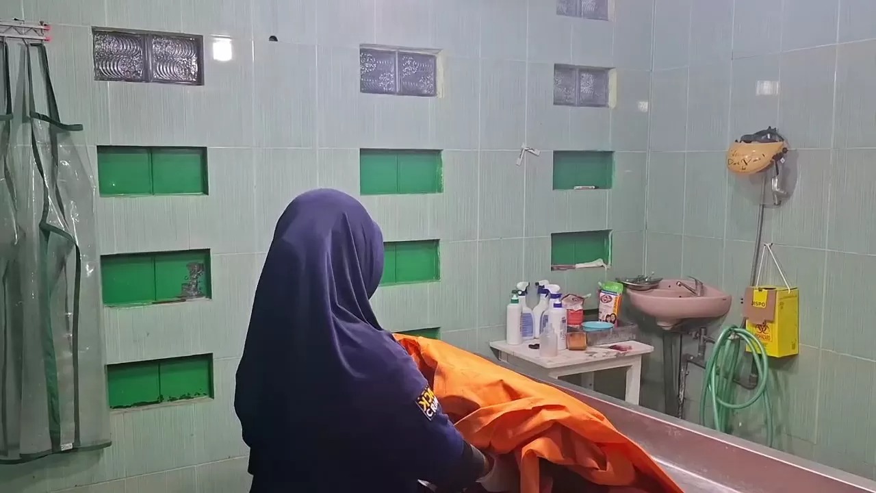 PEMBUNUHAN BAYI: Polisi melakukan penyeledikan kasus dugaan pembunuhan bayi oleh seorang mahasiswi dan pacarnya.
