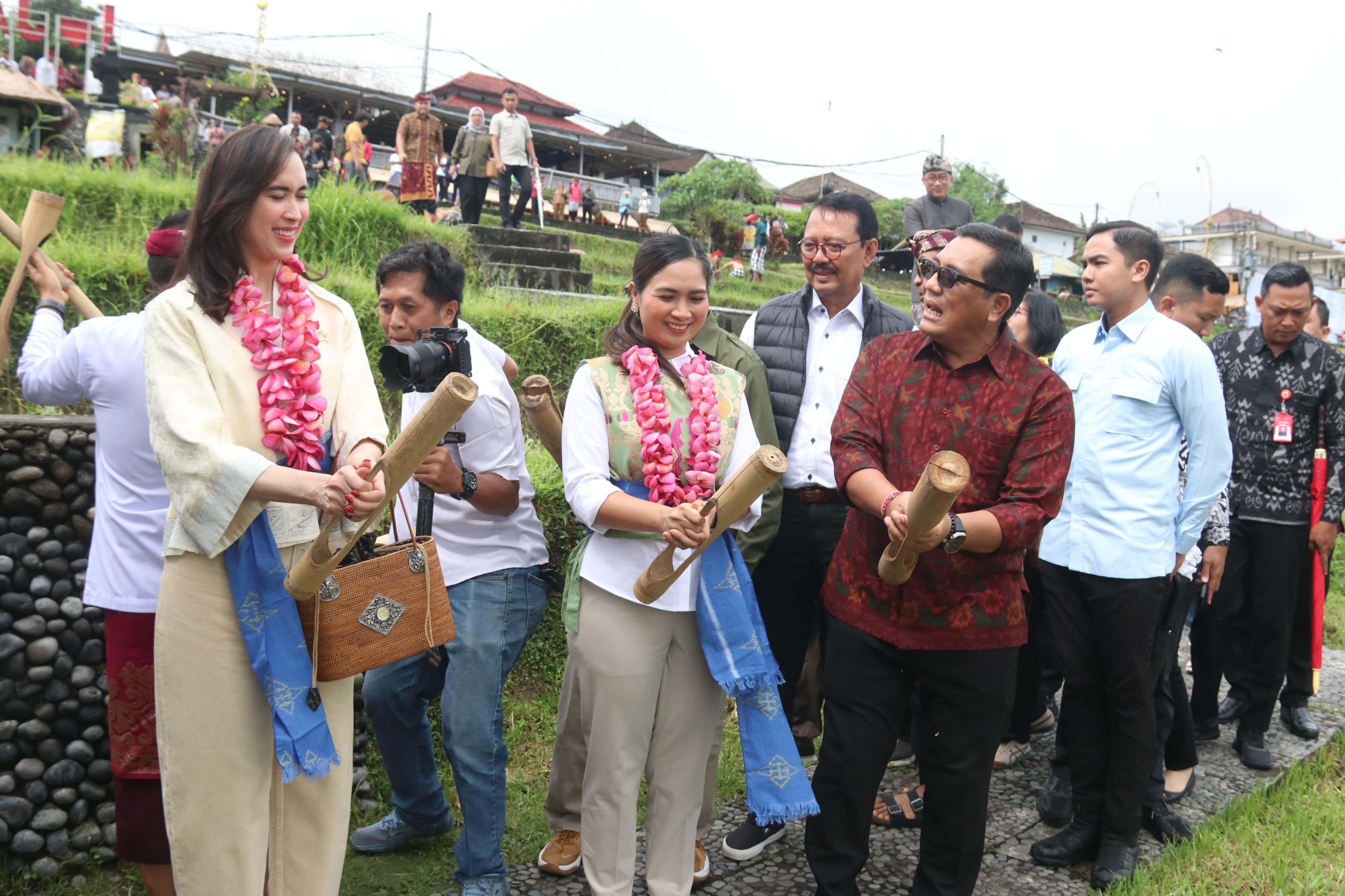 KUNJUNGAN: Menteri Pariwisata Republik Indonesia, Widiyanti Putri Wardhana, beserta Wakil Menteri Pariwisata Ni Luh Puspa, melakukan kunker ke Jatiluwih Senin (9/12).