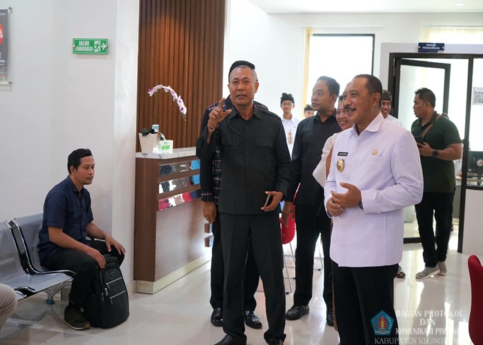 Penjabat (Pj) Bupati Klungkung, I Nyoman Jendrika, melakukan evaluasi terhadap seluruh gerai pelayanan di Mall Pelayanan Publik (MPP) Kabupaten Klungkung pada Senin (9/12/2024).