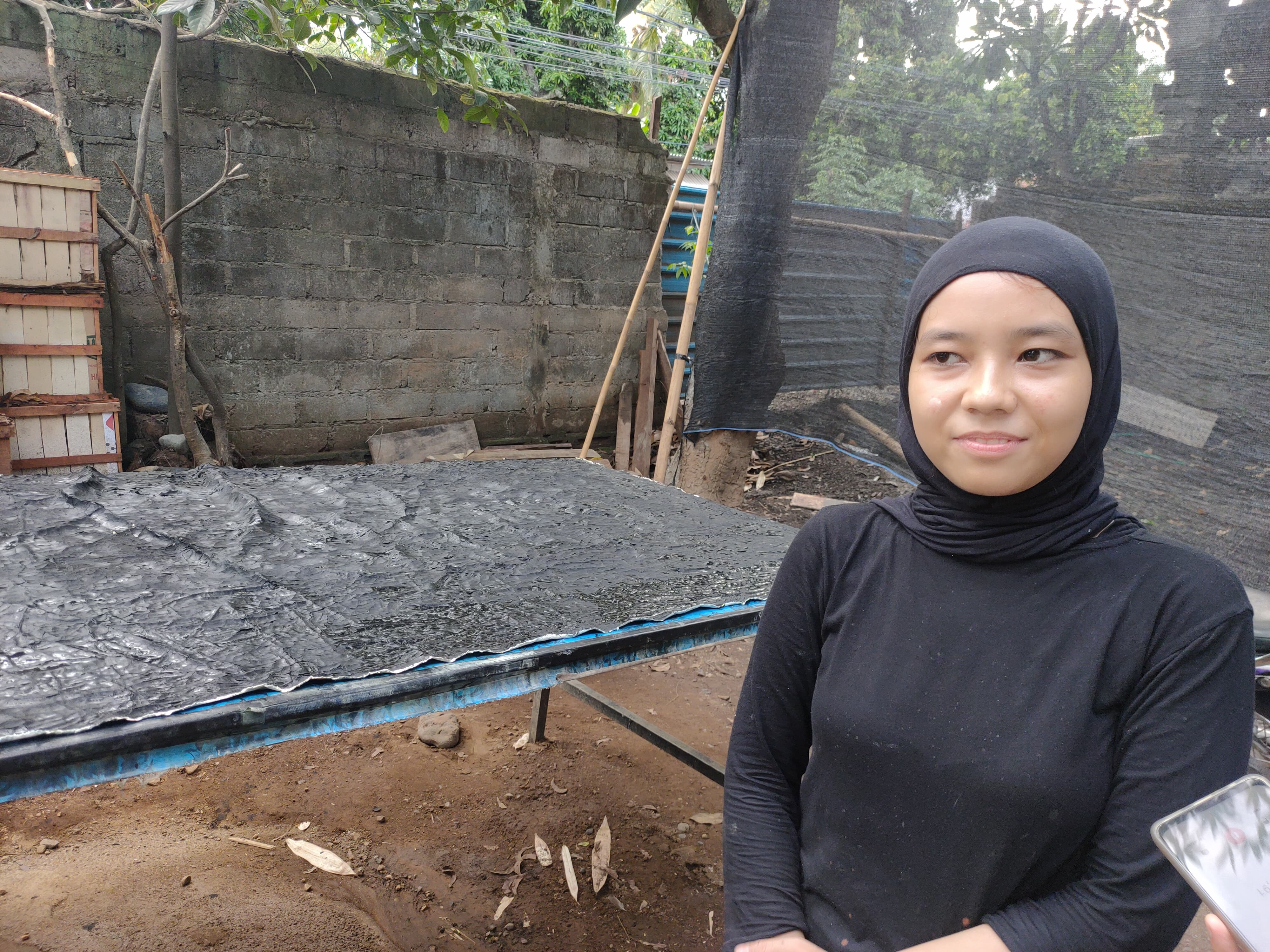 Anya Nisrina, mahasiswa jurusan Kriya dari ITB, saat melukis motif di rumah produksi Pagi Motley, Desa Sembiran, Tejakula-Buleleng.