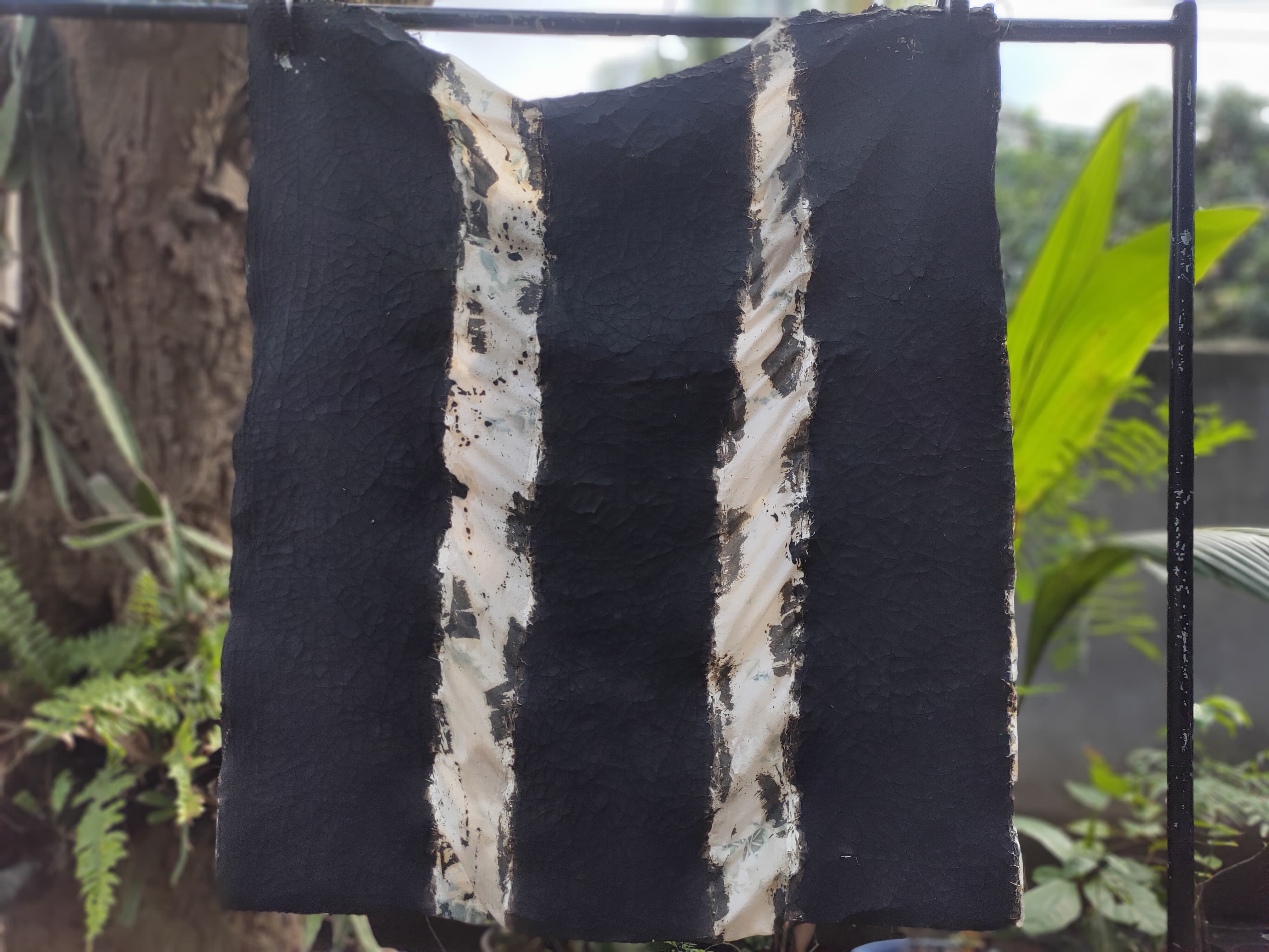 Motif kain yang dibuat oleh Anya dengan kombinasi tepung terigu dan pewarna alami.