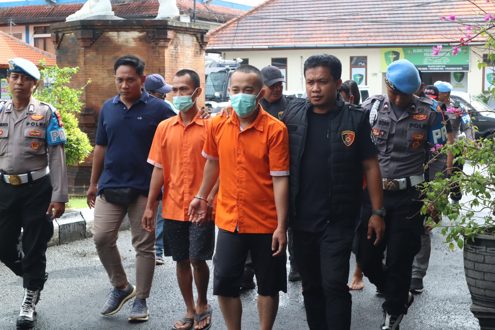 Satreskrim Polres Gianyar menangkap dua orang pria yang berprofesi sebagai debt collector karena mengancam pakai parang.