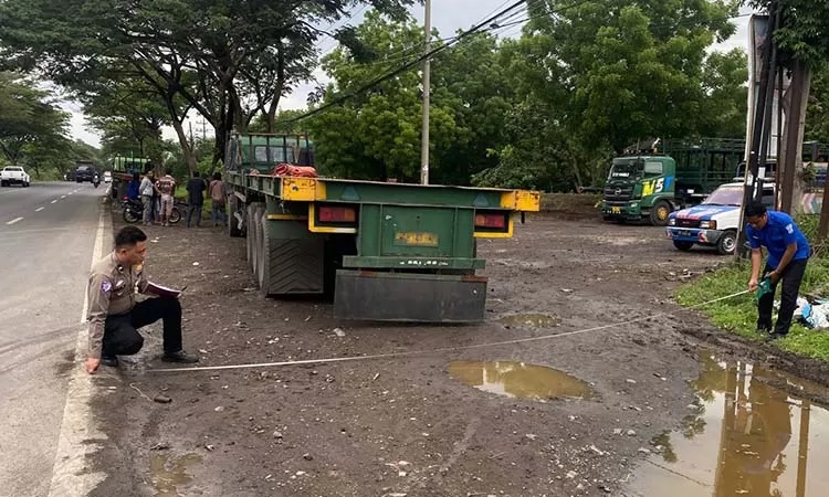 BARANG BUKTI: Petugas melakukan olah TKP di truk trailer yang menabrak korban, Senin (12/4).