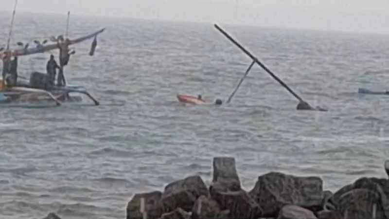 DITELAN OMBAK: Salah satu perahu yang tenggelam di perairan Pebuahan, Desa Banyubiru, Kecamatan Negara, Jembrana. (foto: M.Basir/Radar Bali)