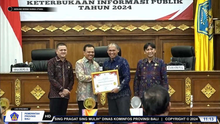 Sekretaris Inspektorat Jembrana I Nyoman Iwan Surya usai menerima Penghargaan Praja Anindita Mahottama pada Anugerah Keterbukaan Informasi Publik Provinsi Bali Tahun 2024, Selasa (10/12).