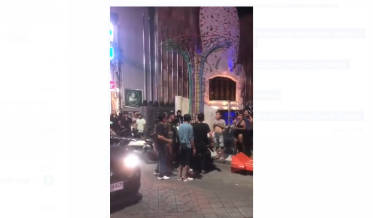 Tangkapan laya video viral saat warga ramai menyaksikan insiden penusukan di depan monumen Bom Bali Kuta.
