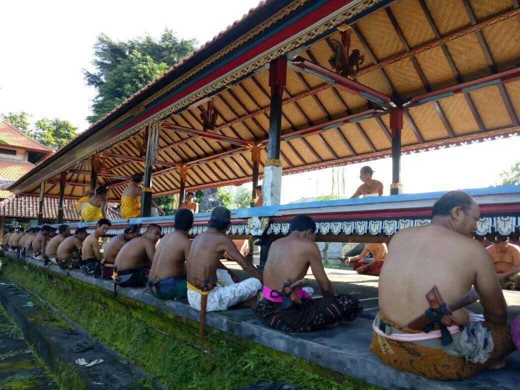 Tradisi Magelang gelang di Desa Alasangker, Kecamatan Buleleng, Kabupaten Buleleng
