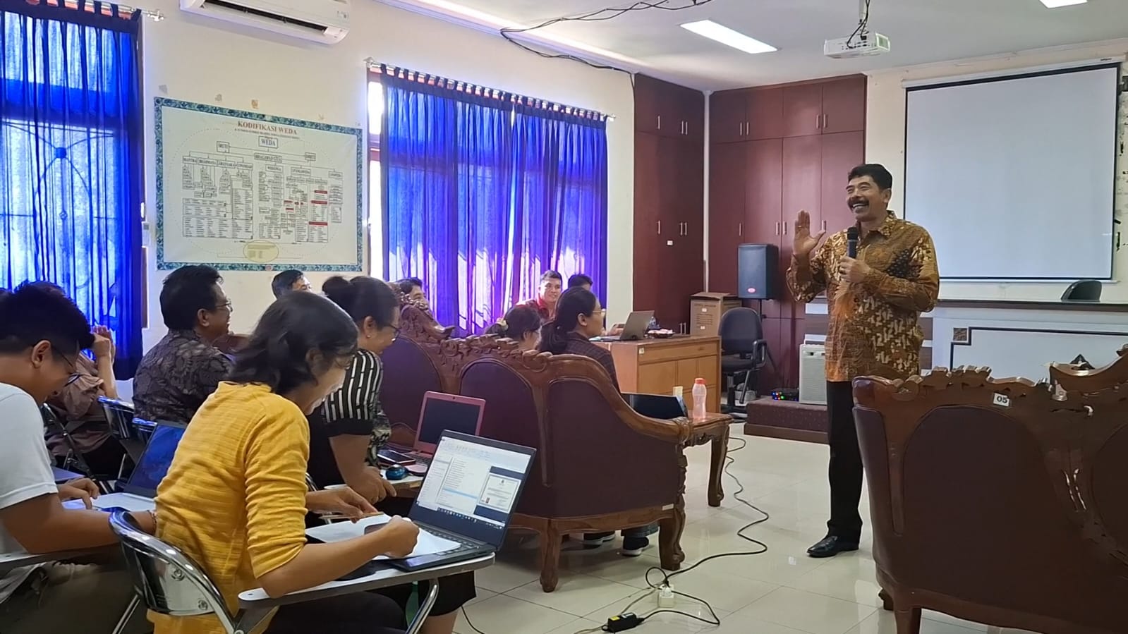 YOGA : Kuliah umum terkait Yoga di Aula Fakultas Brahma Widya, UHN Bagus Sugriwa.