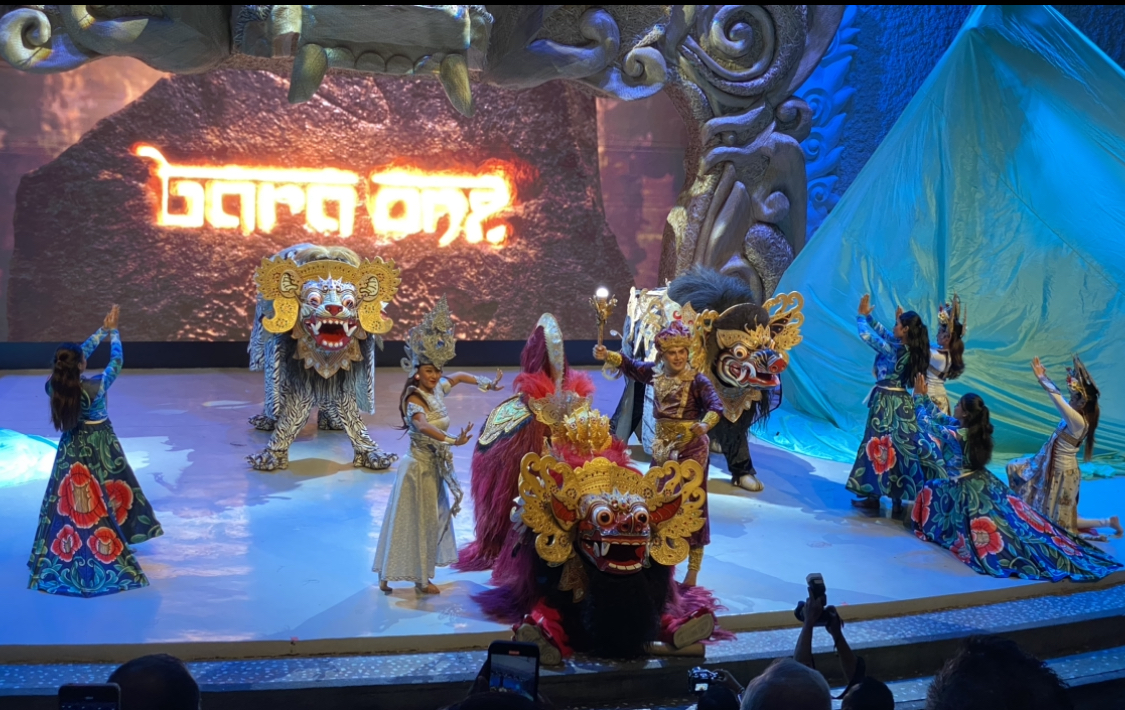 PEMENTASAN: Pertunjukkan Baraong yang digelar oleh GWK Cultural Park, Selasa (10/12).