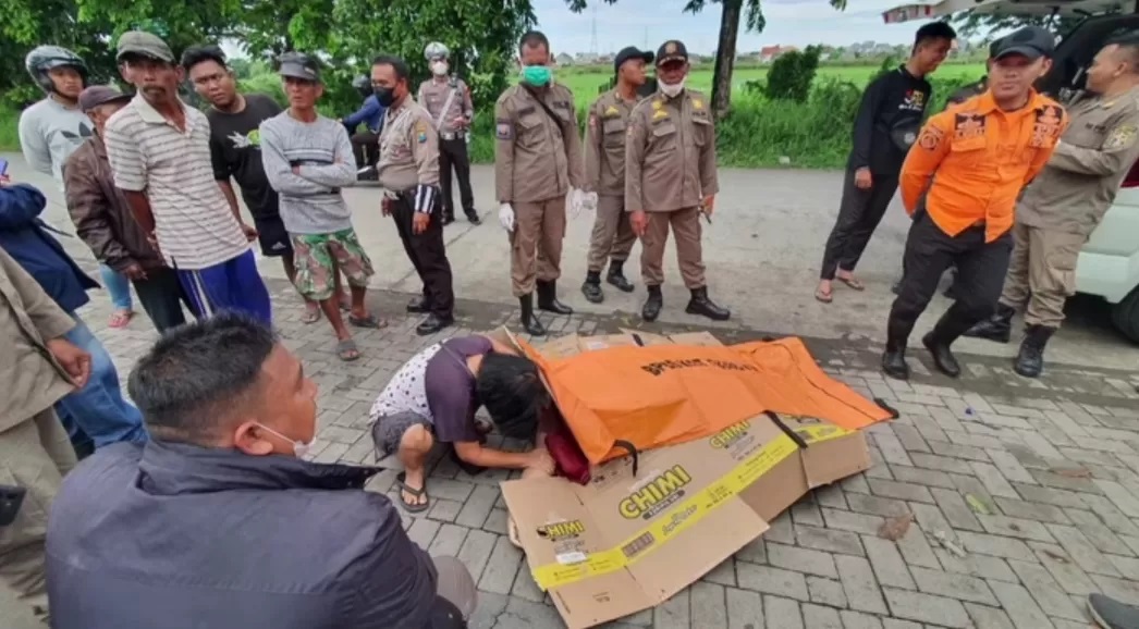 Kondisi mayat Nadya Sindarto, 24, tergeletak di Jalan Sumberejo, Pakal, Surabaya Rabu (11/12). (IST)