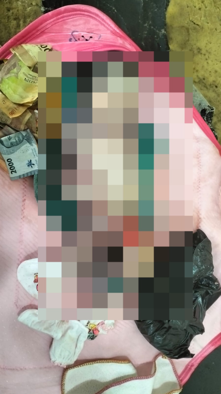 Bayi ditemukan sudah tidak bernyawa di dalam tas belanja dan terbungkus kain. (Bali Express/Humas Polres Badung)