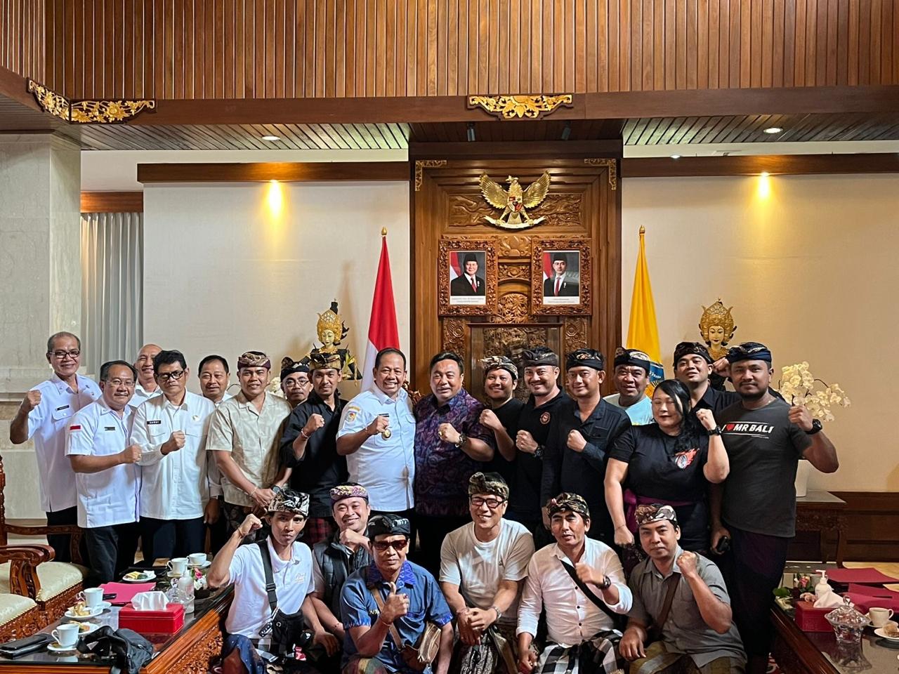 AUDIENSI: Forum Perjuangan Driver Pariwisata Bali bersama Anggota DPR RI Komisi X, I Nyoman Parta, melakukan audiensi dengan Penjabat (Pj) Gubernur Bali, Sang Made Mahendra Jaya, di Kantor Gubernur