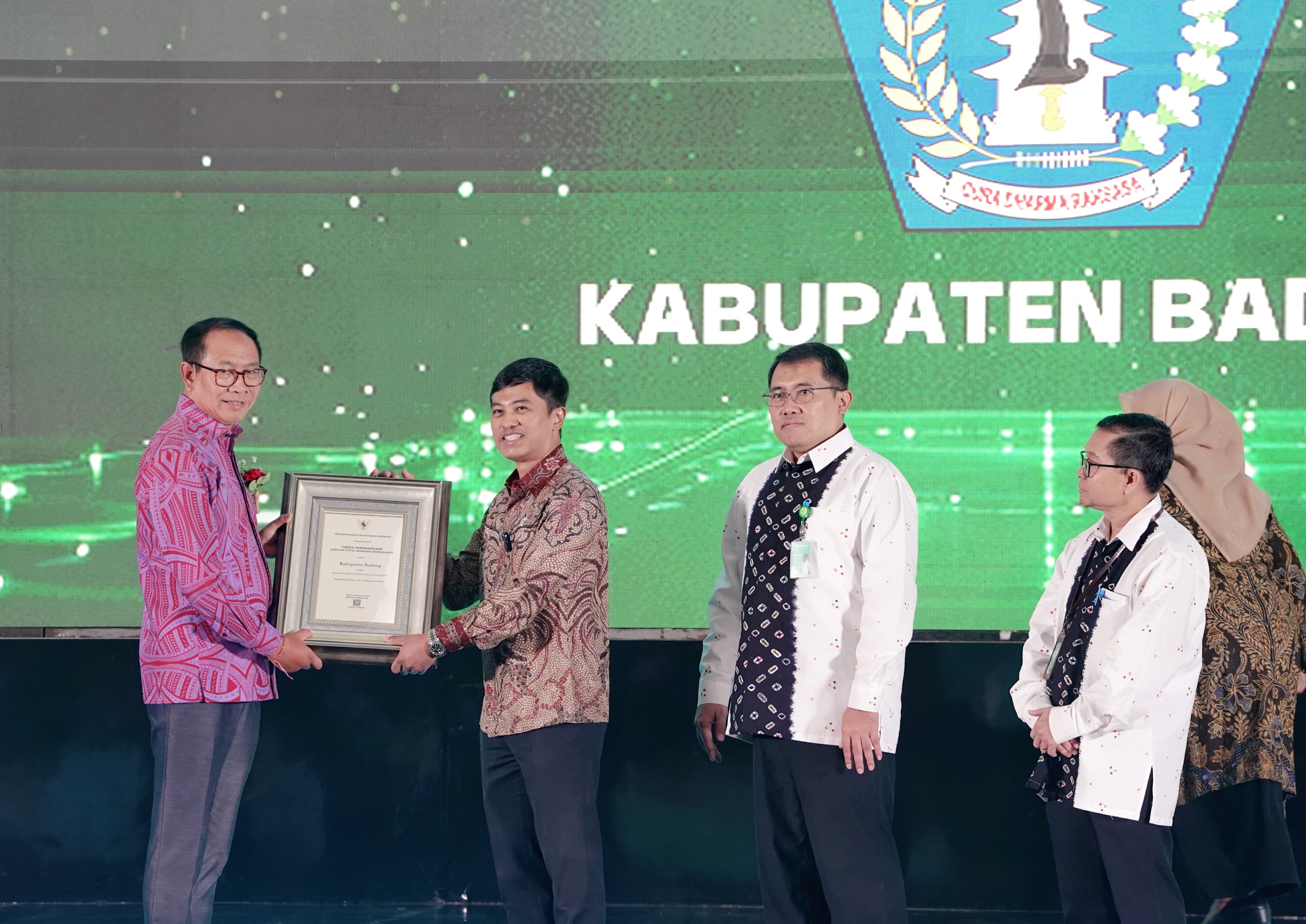 PENGHARGAAN: Wabup Suiasa menerima penghargaan STBM Award yang diserahkan oleh Wakil Menteri Kesehatan RI, Dante Saksono Harbuwono di Hotel St. Regis Jakarta Rajawali Place, Jakarta Selatan, Selasa (1