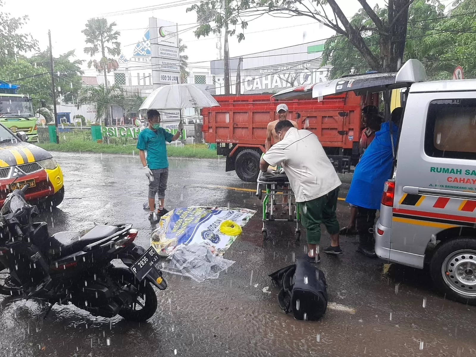 EVAKUASI : Anggota Unit Laka Polres Gresik saat melakukan olah TKP dan evakuasi korban kecelakaan di Jalan&nbsp; Raya Bringkang, Kecamatan Menganti, Kabupaten Gresik. (Yudhi Radar Gresik)