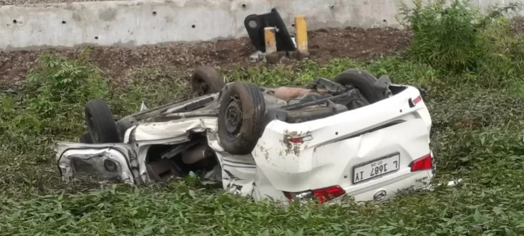 TERLEMPAR: Mobil Daihatsu Xenia rusak parah dan terbalik usai menemper Kereta Api Sri Tanjung di petak jalur antara Stasiun Rejoso dan Pasuruan, Rabu siang (11/12).