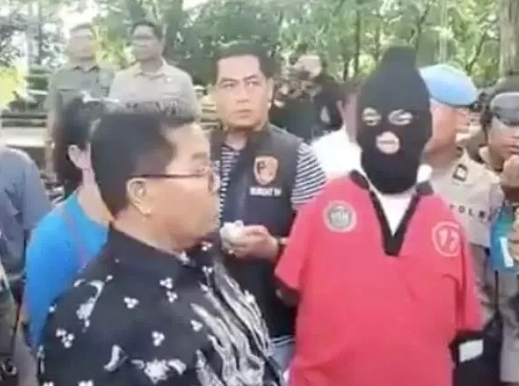 PENUTUP WAJAH: Dalam beberapa adegan, pelaku pelecehan seksual Agus Buntung mengenakan penutup wajah atau topeng. Namun kemudian dilepas.