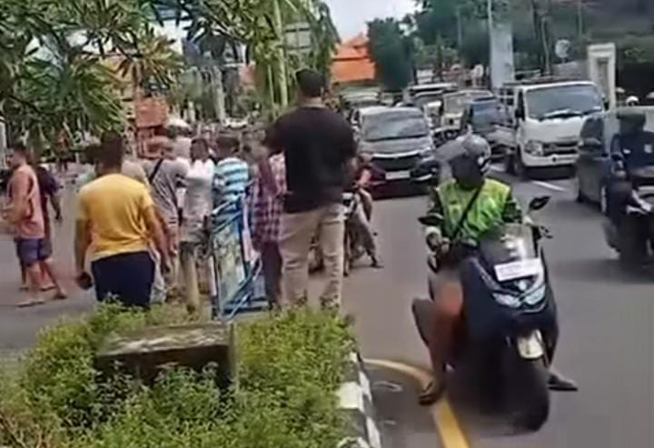 VIRAL keributan sopir taksi lokal dan taksi online di Sanur