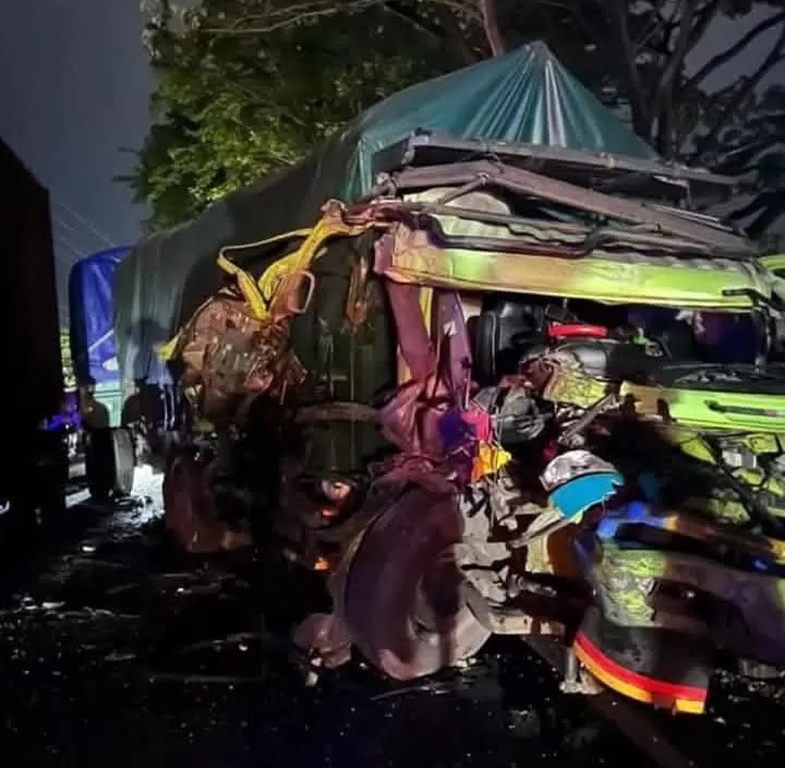 Kendaraan truk gandeng dan truk tronton terlihat adu banteng di Jalan Raya Desa Tambakberas, Kecamatan Cerme, Kabupaten Gresik. (Yudhi Radar Gresik)