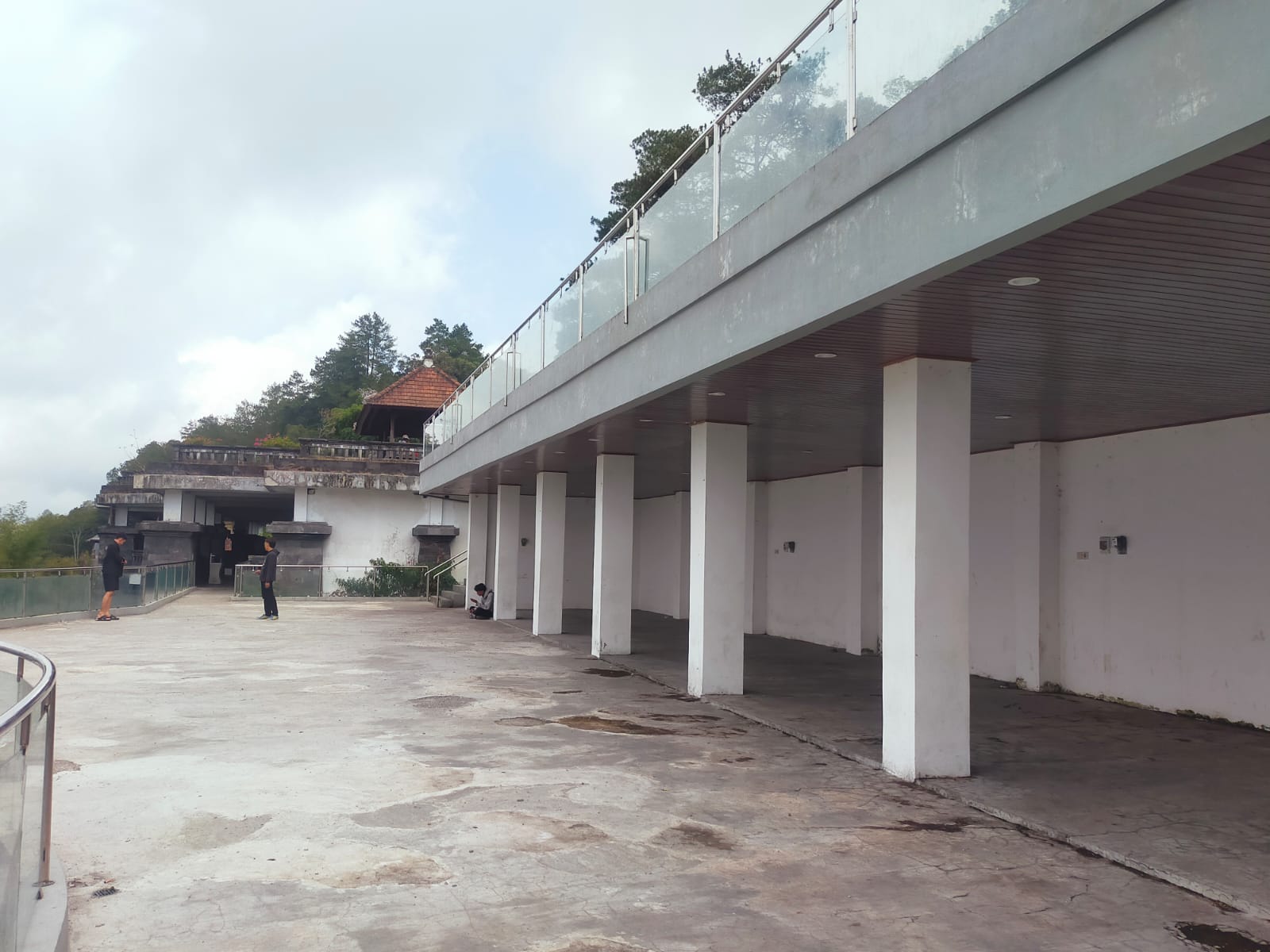 Kios di anjungan Penelokan, Kintamani masih kosong.