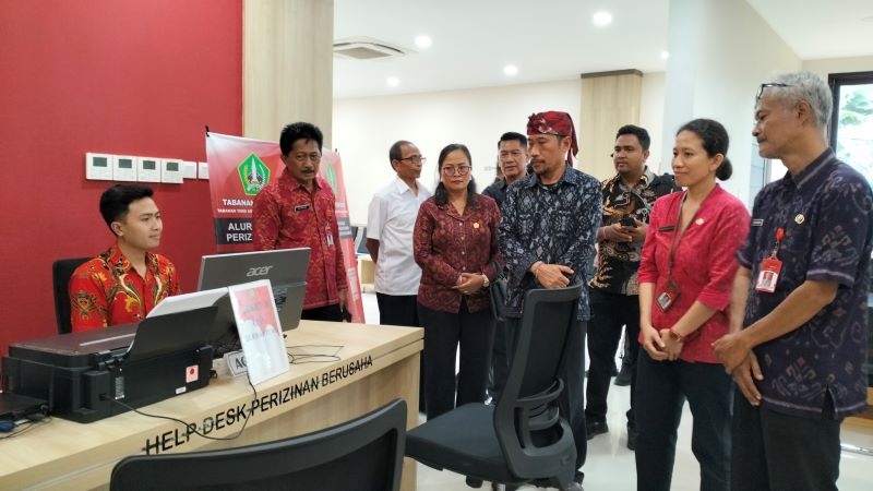 Komisi I DPRD Tabanan saat berkunjung ke MPP Tabanan, Jumat (13/12/2024).