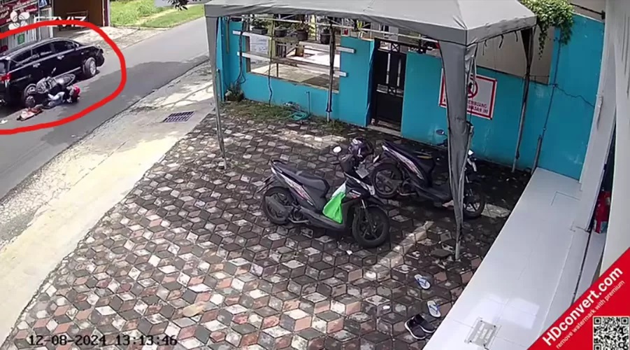 Rekaman kamera pengawas (CCTV) kejadian tabrak lari di Kudus, Minggu (8/12) siang. (Foto: instagram @alfinns.)