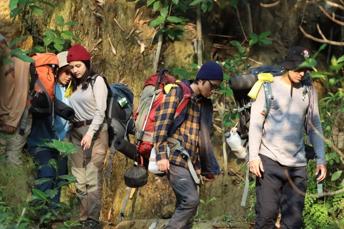 Bulan Sutena kembali menunjukkan kemampuan beraktingnya di film Eva Pendakian Terakhir tentang pendakian gunung. (Istimewa)