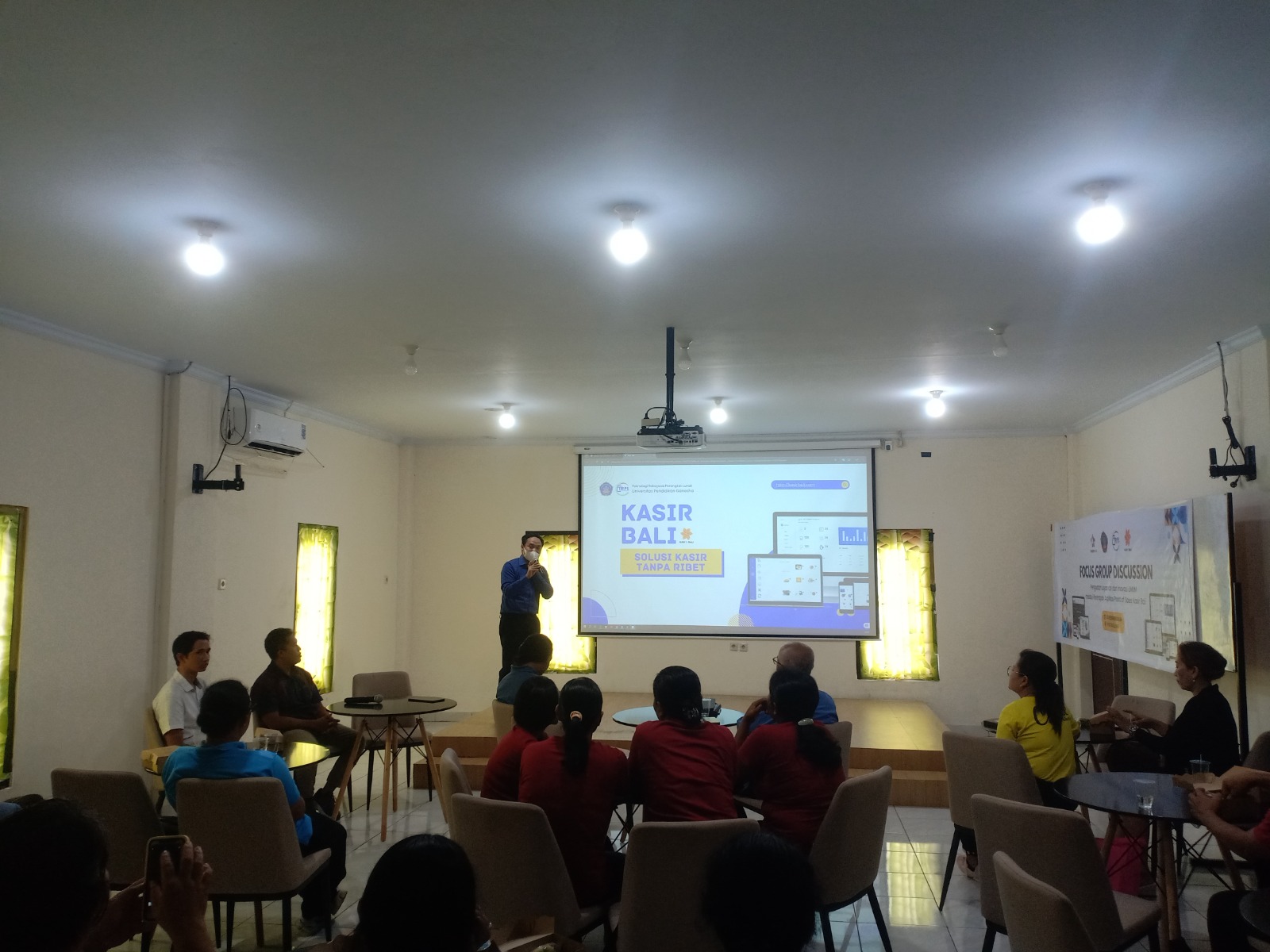 Focus Group Discussion (FGD) bertema Penguatan Layanan UMKM melalui Penerapan Aplikasi Point of Sales Kasir Bali  diselenggarakan di PLUT Buleleng.