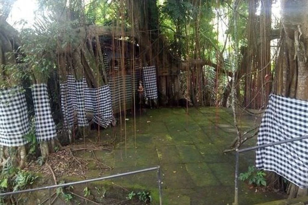 Pura Dalem Sinunggal Samar Sari, yang terletak di Banjar Gambang, Desa Mengwi, Kecamatan Mengwi, Kabupaten Badung, menjadi salah satu pura utama di kompleks tempat suci Hindu Bali tersebut.