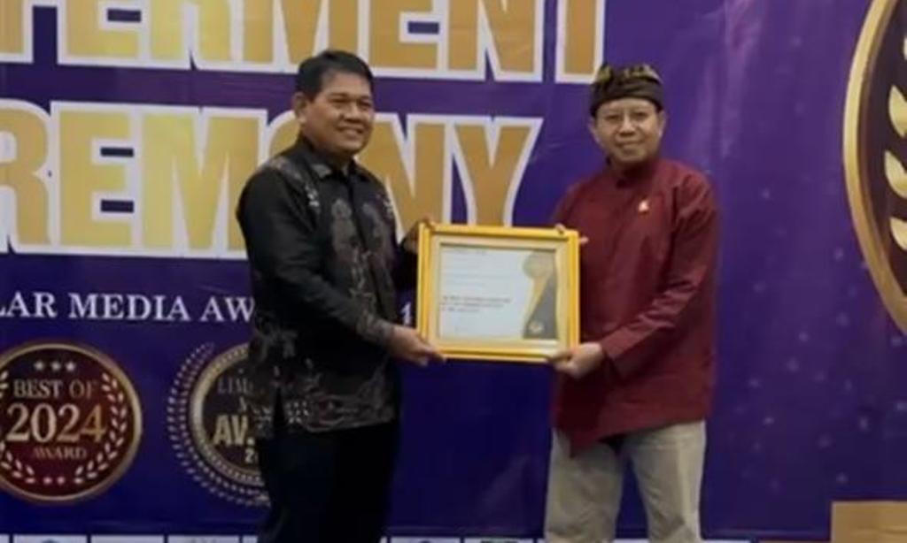 PENGHARGAAN: Kajari Gianyar raih penghargaan Best Innovation Excellent Award 2024 di The Jayakarta Hotel Yogyakarta, Jumat malam (13/12).