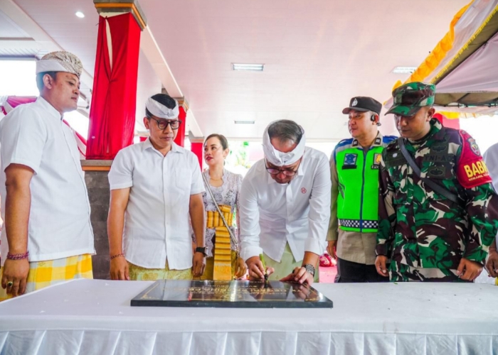 DIPLASPAS: Pelaksanaan upacara Melaspas dan Mendem Pedagingan di TK Negeri Pembina Petang, Minggu (15/12).