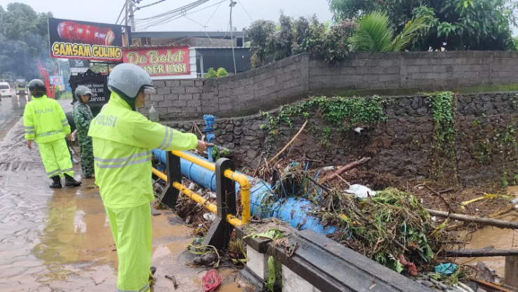Jembatan di Kawasan Seririt meluap karena tersangkut sampah