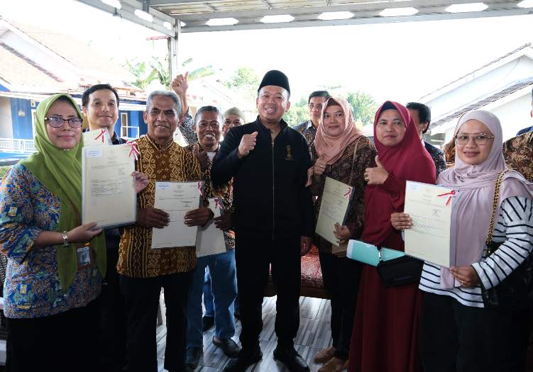 Menteri Nusron Serahkan Sertipikat Elektronik ke Rumah Warga Manggar Kota Balikpapan