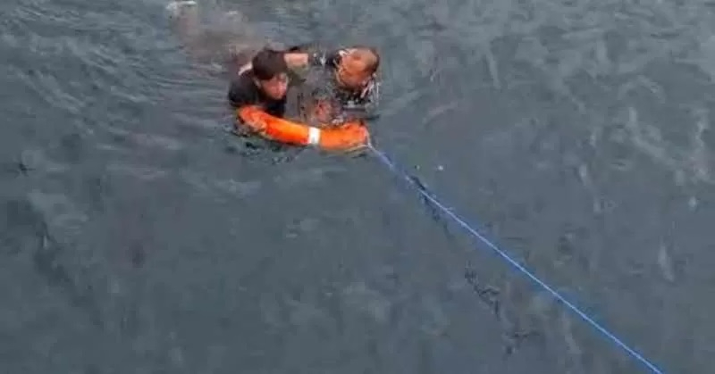 Petugas Pos Angkatan Laut Gilimanuk, Kopka Hendra Wirawan menyelamatkan seorang pemuda yang diduga menceburkan diri ke laut