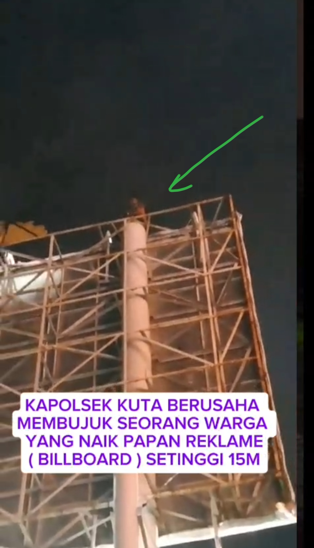 NEKAT: Pria inisial MZ nekat coba akhiri hidup dengan memanjat papan reklame setinggi 15 meter. (Bali Express/Istimewa)