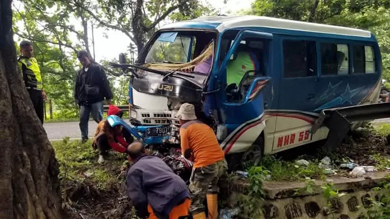 RUSAK: Kondisi Elf usai menabrak Honda GL Pro di Jalan Ngawi-Solo masuk Desa Bangunrejo, Kerunggalar, Ngawi, Minggu (15/12).
