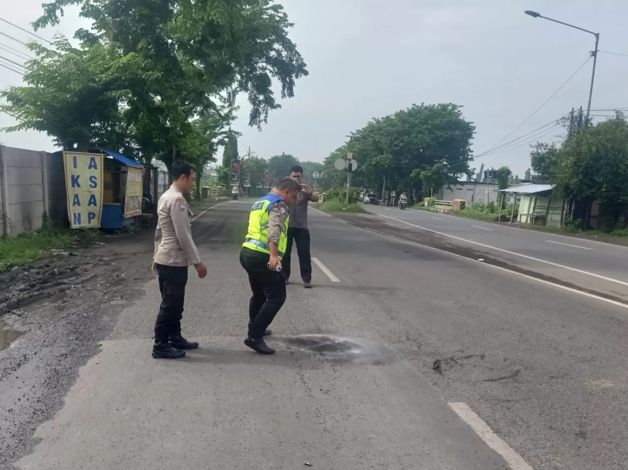 OLAH TKP: Polisi melakukan olah TKP kejadian pemotor tewas tabrak truk yang diduga parkir sembarangan, Minggu (15/12).
