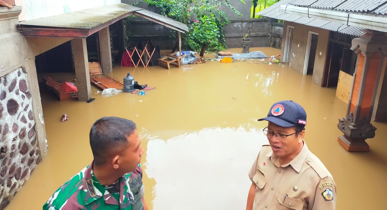 Banjir melanda rumah warga di Kelurahan Bebalang, Kabupaten Bangli, Bali pada Senin (16/12/2024).