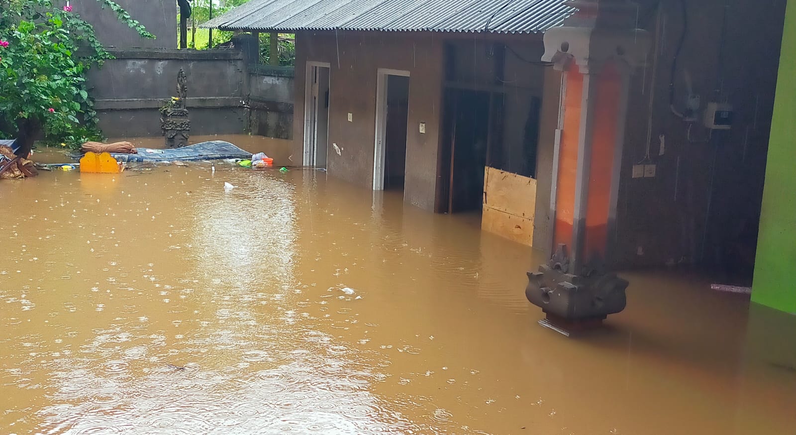 Banjir melanda rumah Dantini di Kelurahan Bebalang, Kabupaten Bangli, Bali, Senin (16/12/2024).