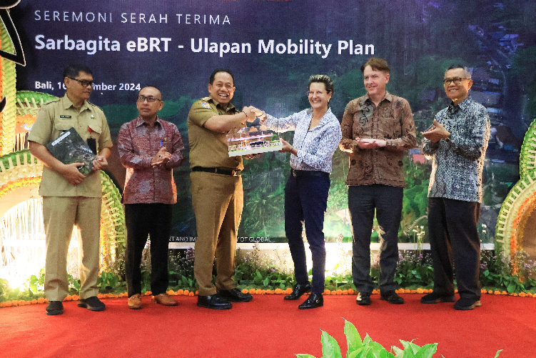 Pj. Gubernur Bali, S.M. Mahendra Jaya dalam acara penyerahan hasil kajian Sarbagita Electric Bus Rapid Transit (e-BRT) dan Ulapan Mobility Plan (UMP)