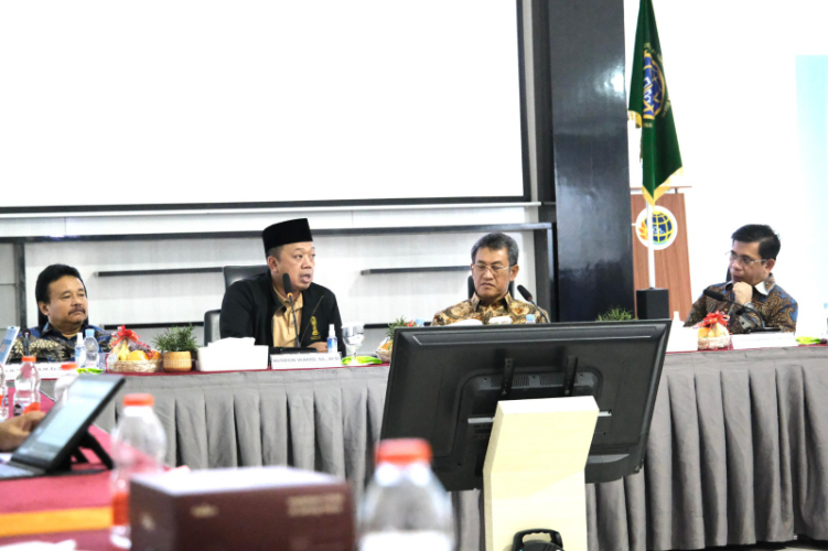 Menteri Nusron saat memberikan pengarahan di Kantor Pertanahan Kota Balikpapan, Sabtu (14/12/2024).
