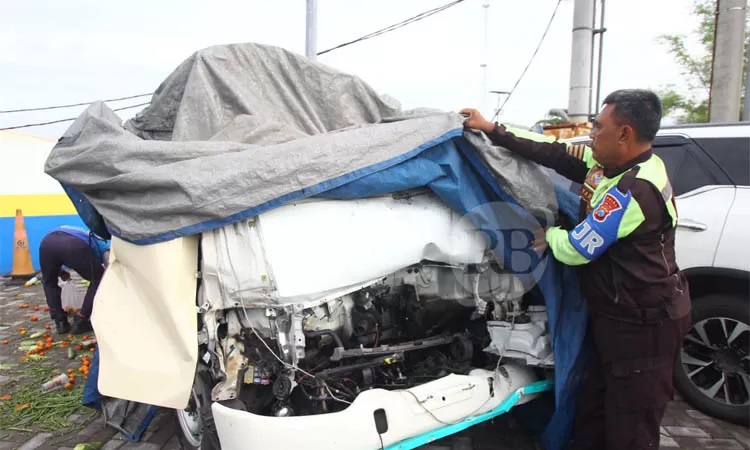 NAHAS: Pikap muat sayur yang ringsek parah setelah menabrak dump truk di Tol Gempol-Pasuruan, Senin (17/12) malam. (Foto: M Zubaidillah/Jawa Pos Radar Bromo)