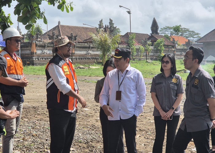 Kajari Gianyar saat melakukan pengecekan ke sejumlah proyek pembangunan di Gianyar.