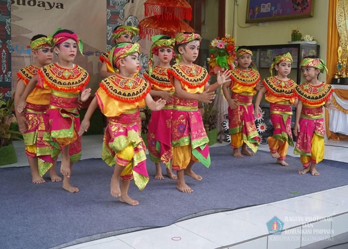 Pj Bupati Klungkung, I Nyoman Jendrika, bersama Bunda PAUD Klungkung, Ny. Wiryani Jendrika, menghadiri kegiatan Gelar Karya dan Pentas Seni Anak serta Pameran P5.