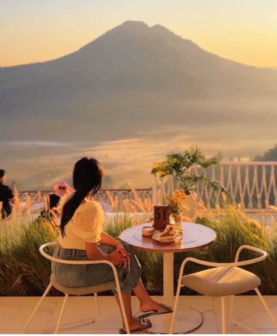 Montana cafe tempat yang tepat  menikmati indahnya view Gunung Batur sembari menyeruput secangkir kopi