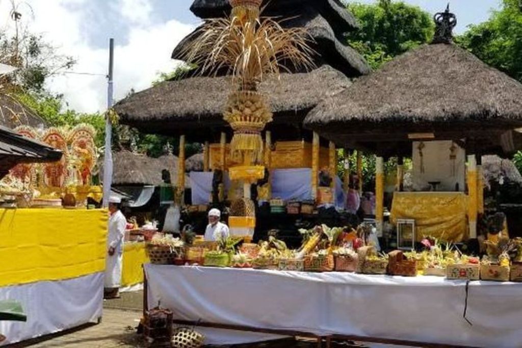 Pura Luhur Pekendungan di kawasan Tanah Lot, Desa Beraban, Kecamatan Kediri, pura ini berada tak jauh dari Pura Luhur Tanah Lot yang terkenal.
